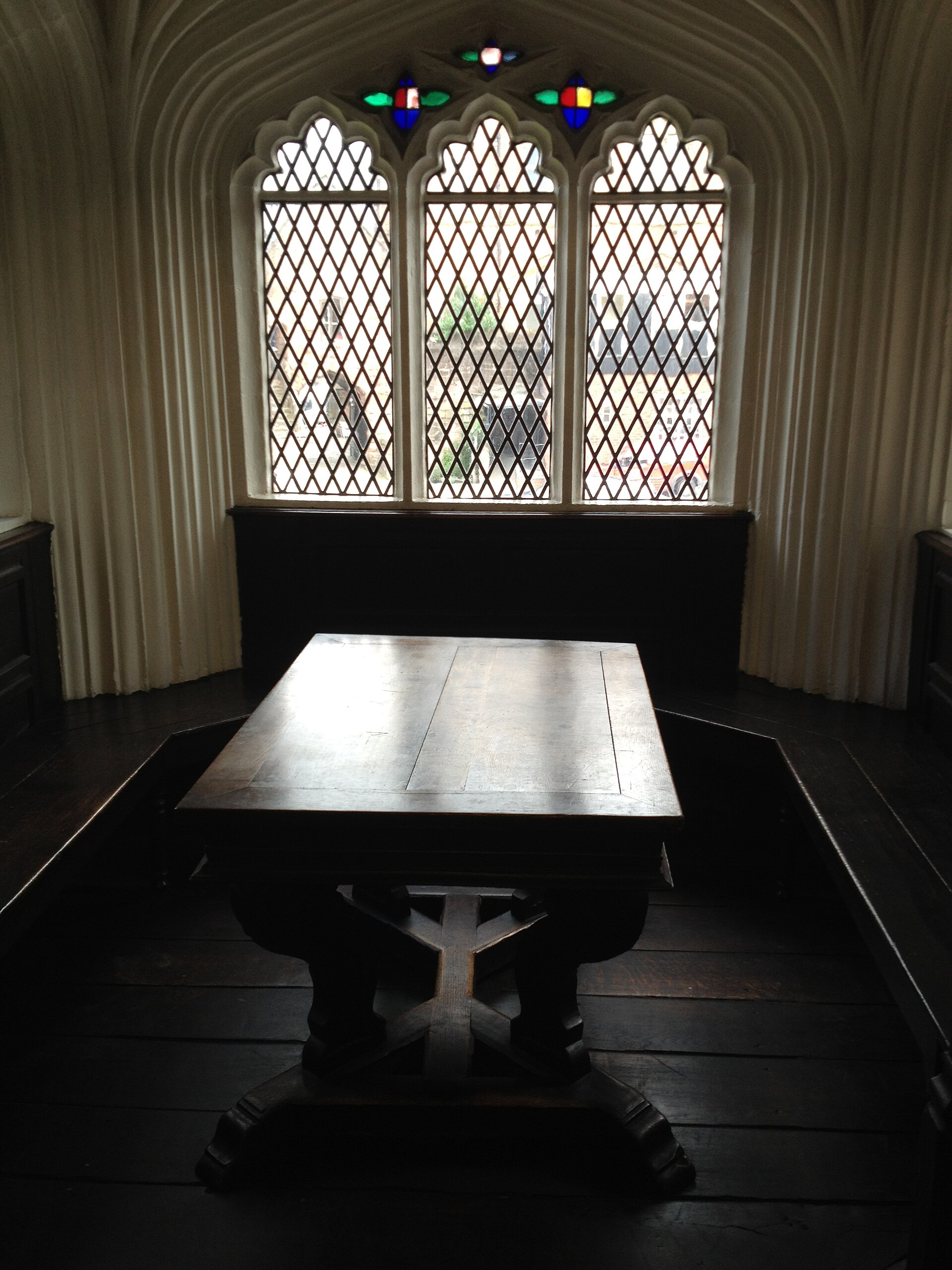 A table in Chetham Library reading room.JPG